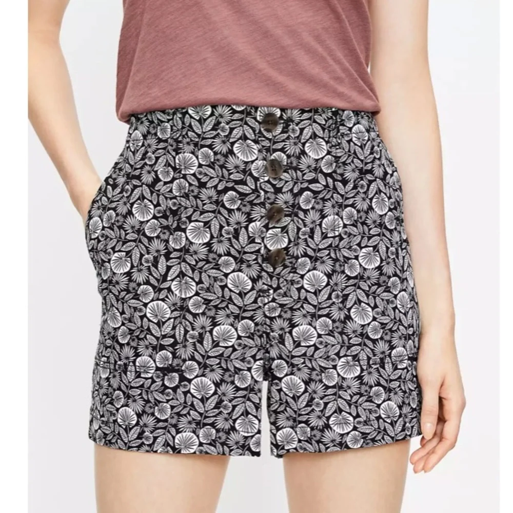 NWT LOFT Women's Button Front Structured Shorts In Palm Leaf